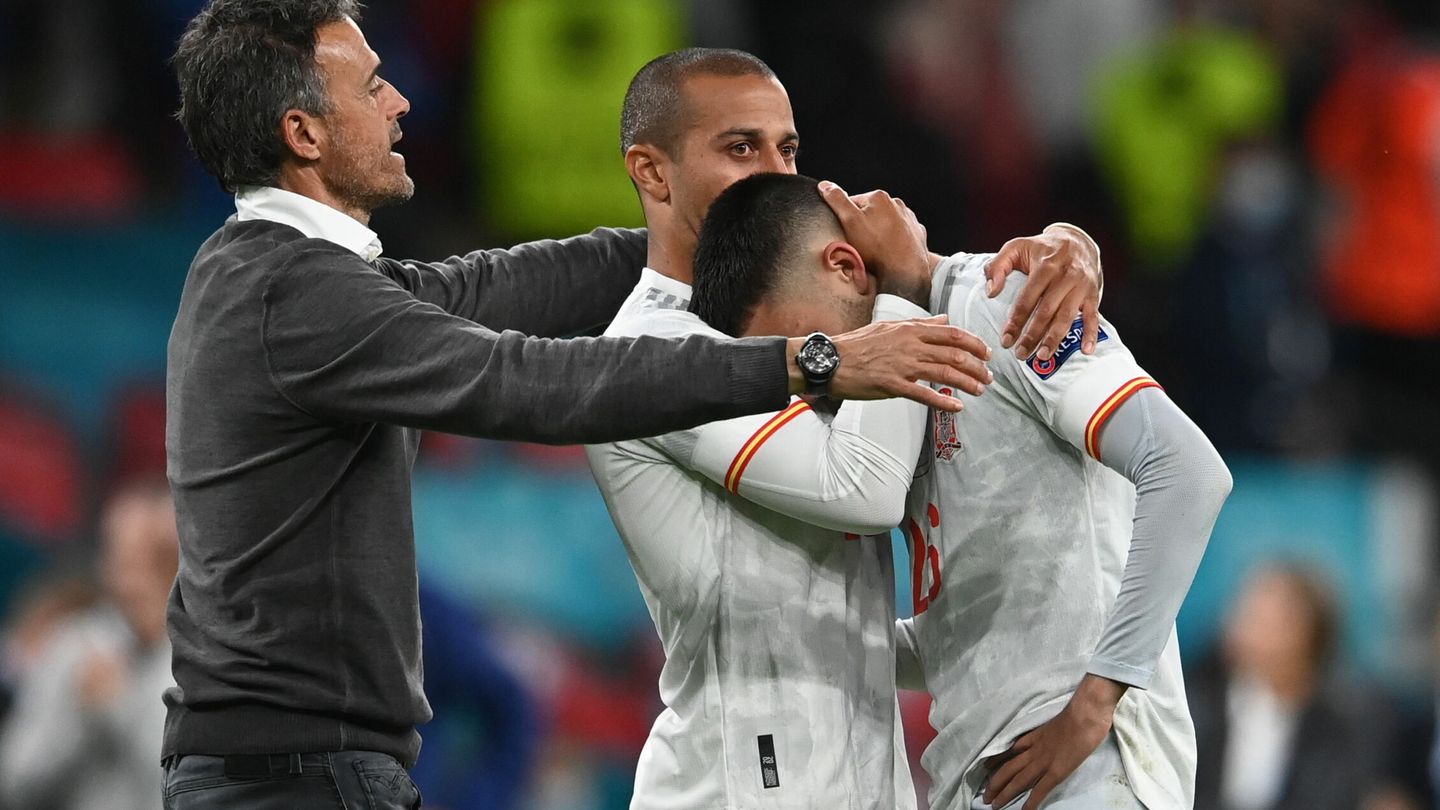 Luis Enrique y Thiago consuelan a Pedri tras caer contra Italia en los penaltis. (EFE)