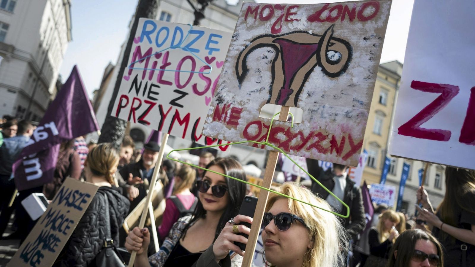 Foto: Manifestación contra la prohibición del aborto en Cracovia, Polonia, el 3 de abril de 2016, la primera de una serie de protestas multitudinarias contra el nuevo Gobierno (Reuters)