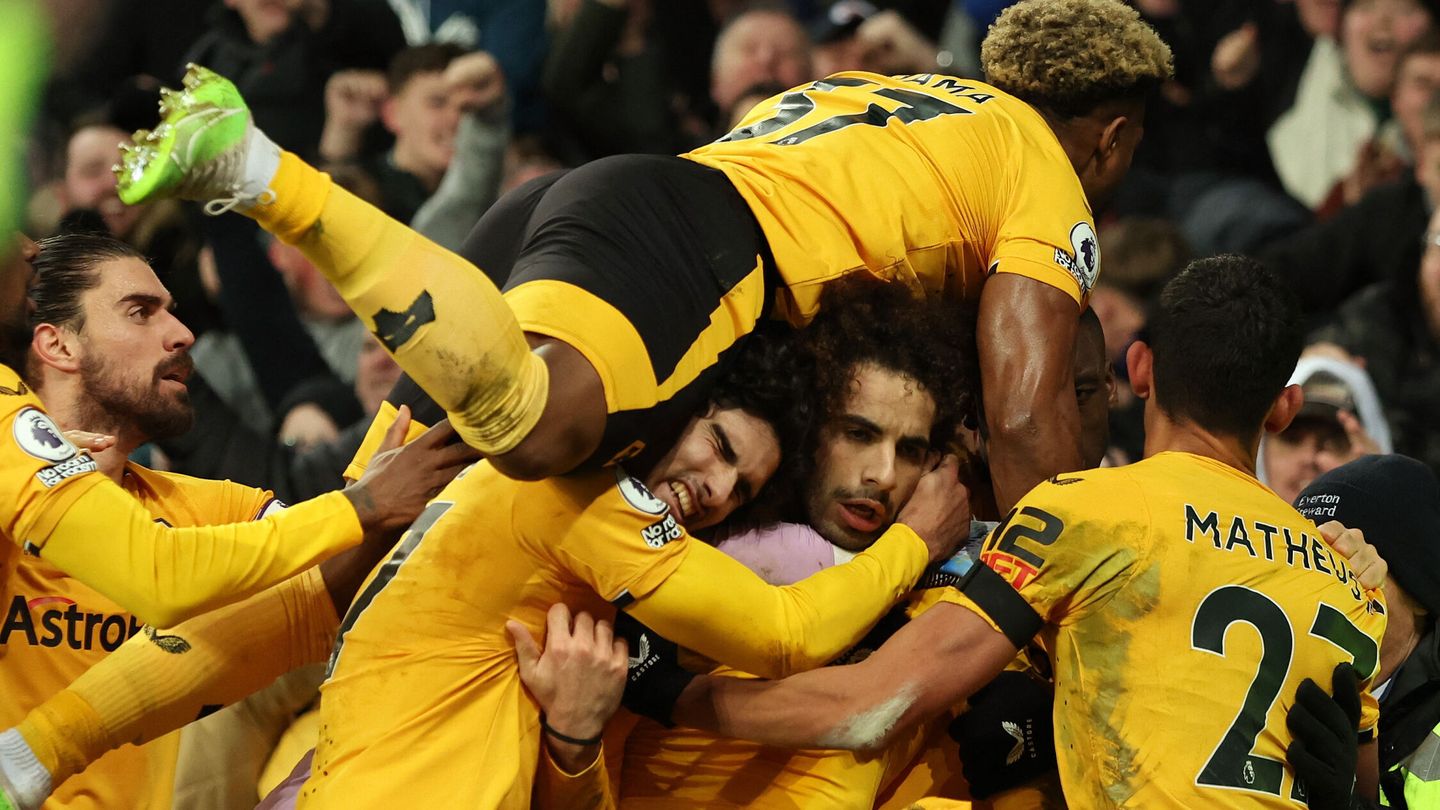 Los jugadores del Wolves celebran el gol de la victoria. (Reuters/Phil Noble)