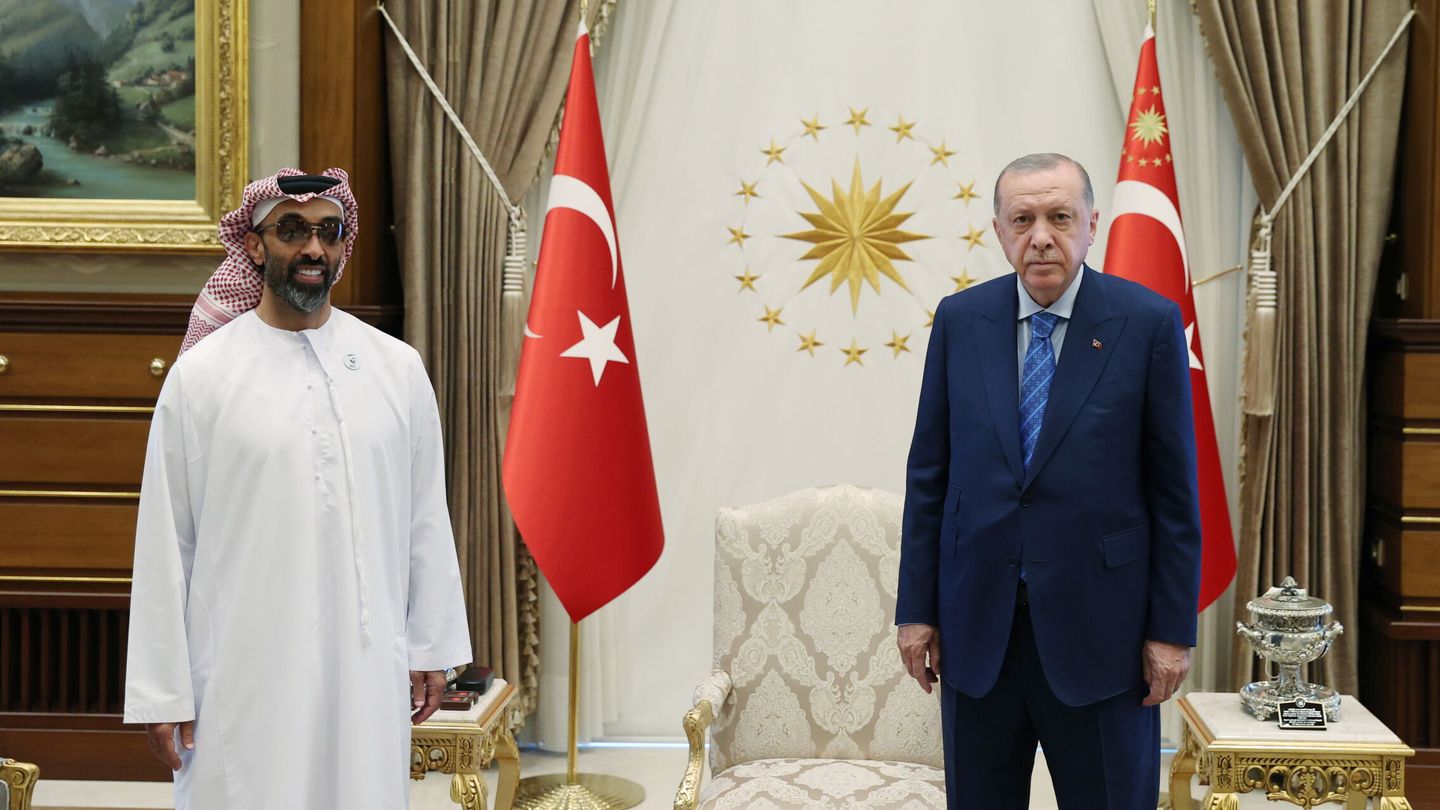 Tahnoun bin Zayed Al Nahyan (izquierda), hermano del presidente del país, asesor en seguridad nacional y responsable del fondo ADIA, se reúne con Erdogan. (Reuters)