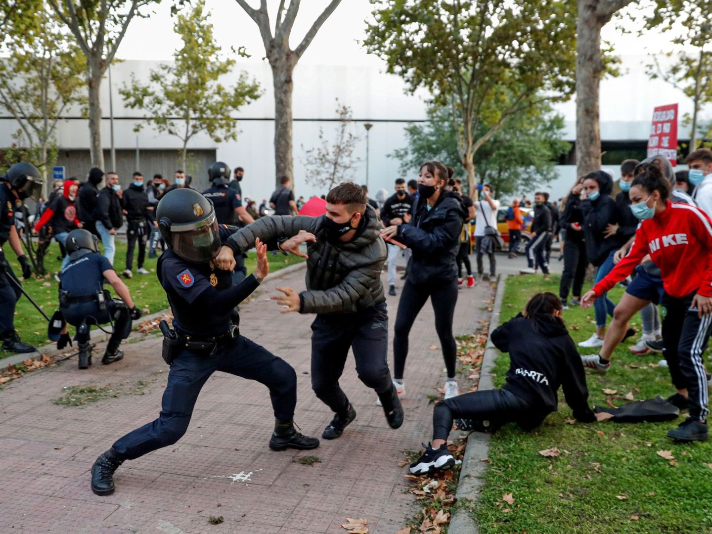 La Policía carga contra un grupo de manifestantes anti confinamientos selectivos en Madrid. (EFE)