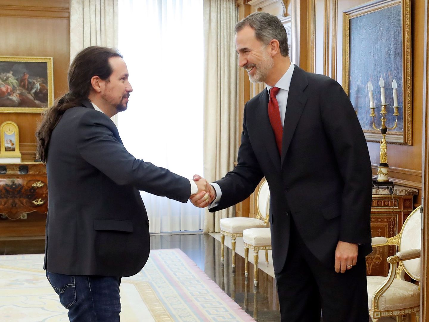 Felipe VI saluda al líder de Podemos, Pablo Iglesias. (EFE)