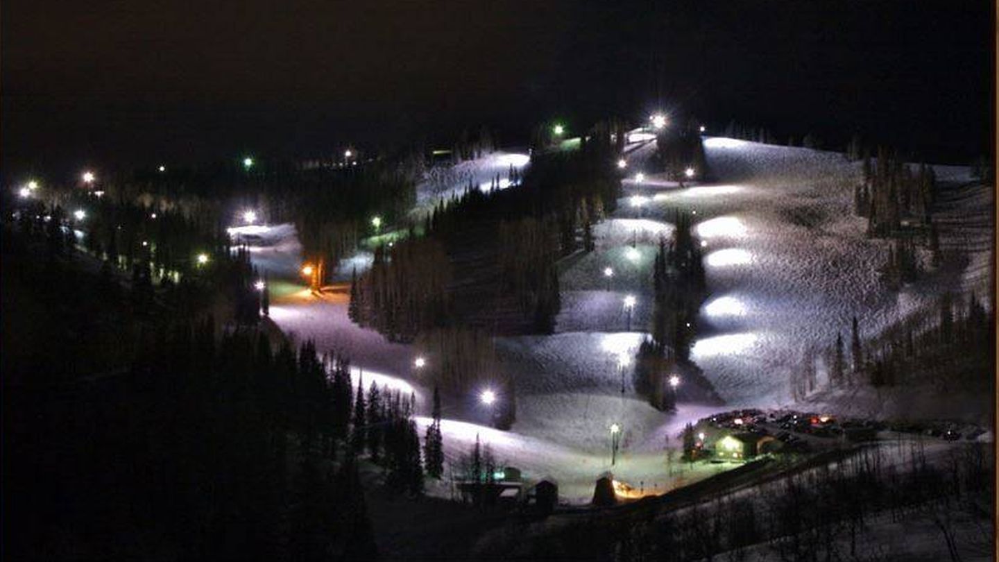 Una vista de las pistas de esquí nocturno de Powder Mountain. 