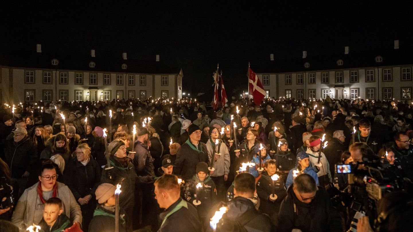 La procesión de las antorchas en Fredensborg. (EFE/Ida Marie Odgaard)