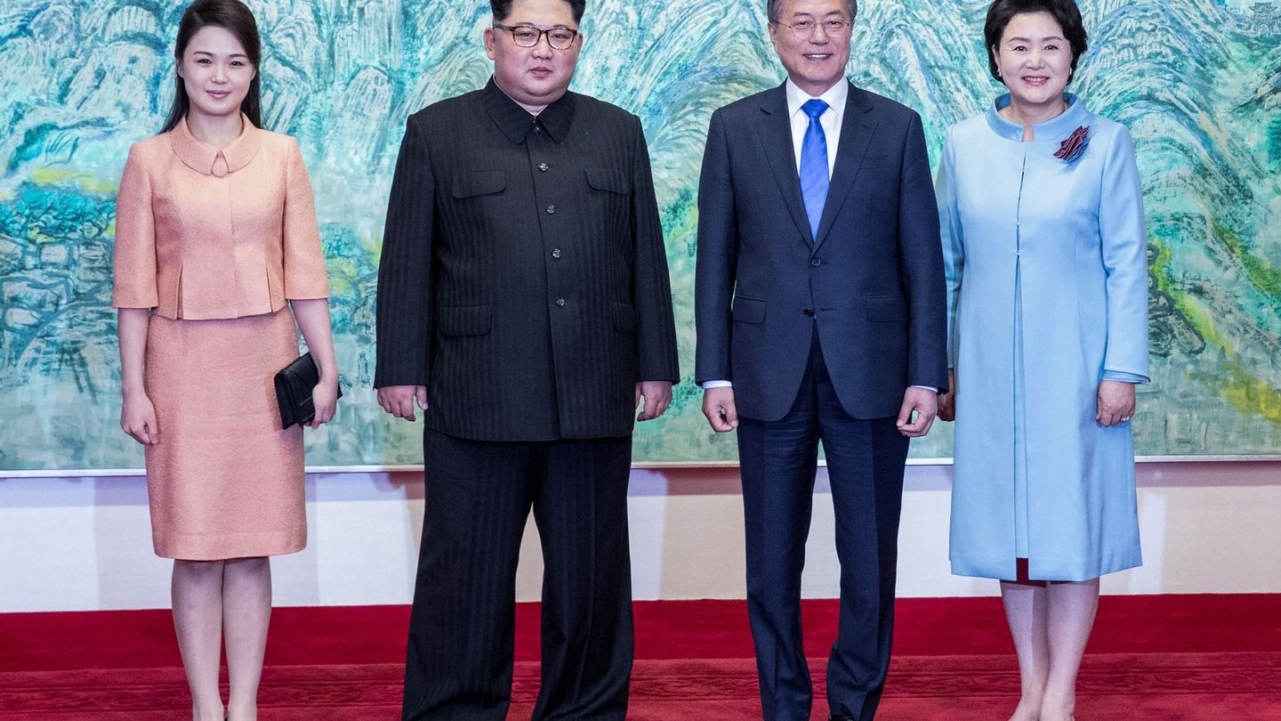 Kim Jong-un y su mujer posan junto al presidente surcoreano y su esposa. (EFE)
