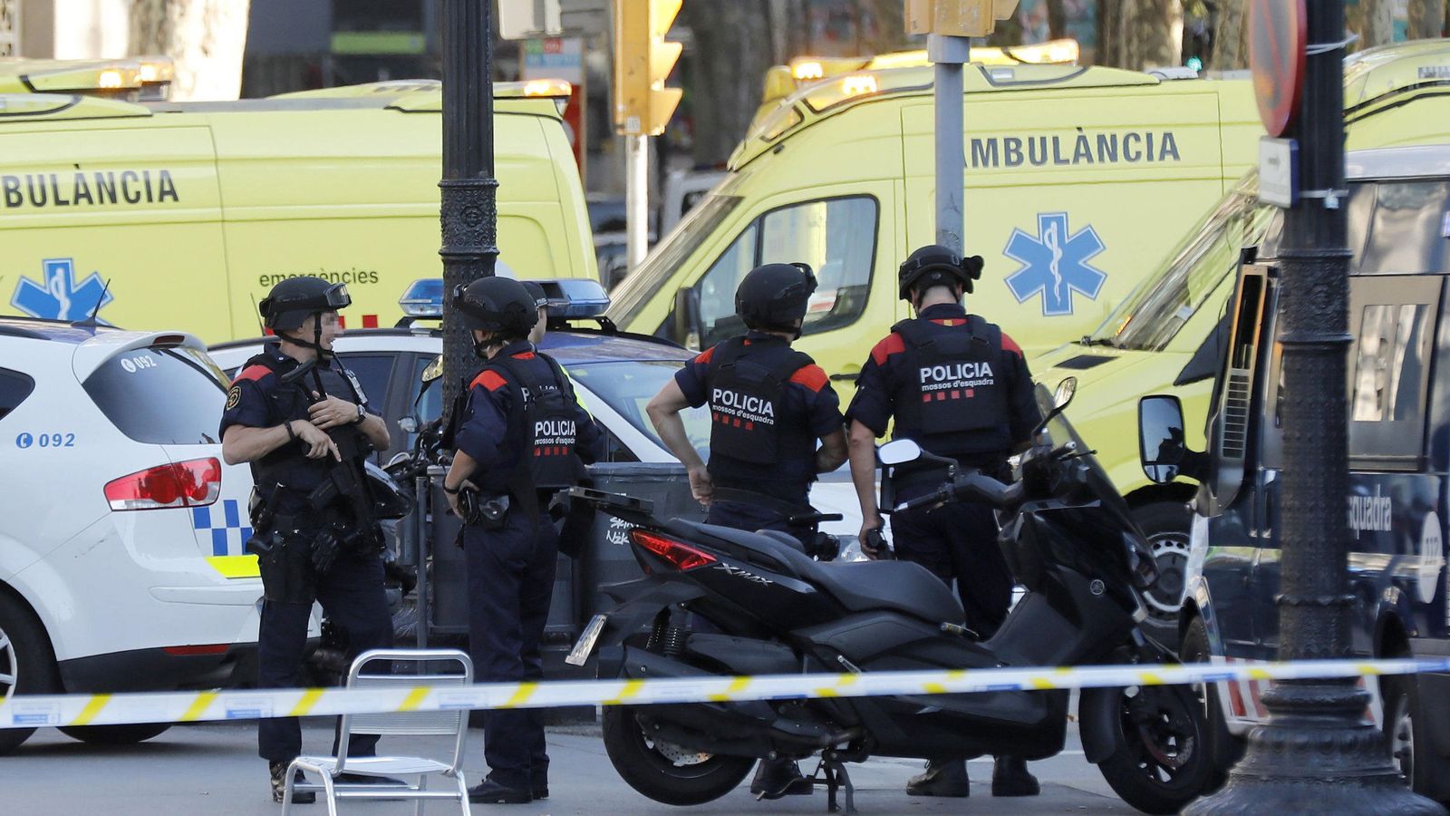 Foto: Efectivos policiales en el lugar del atropello en las Ramblas de Barcelona. (EFE)