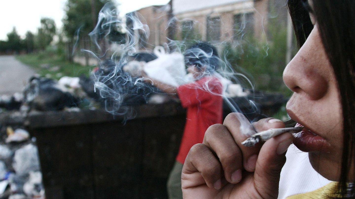 Pablo, de 16 años, fuma una mezcla de drogas en un poblado chavolista de Rosario (Reuters).