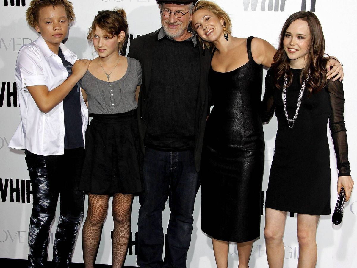 Foto: Steven Spielberg (c) posa junto a dos de sus hijos, Mikaela George (i) y Destry Allyn (2-i), a la actriz estadounidense Drew Barrymore (2-d) y a la actriz canadiense Ellen Page (d). Foto: Efe