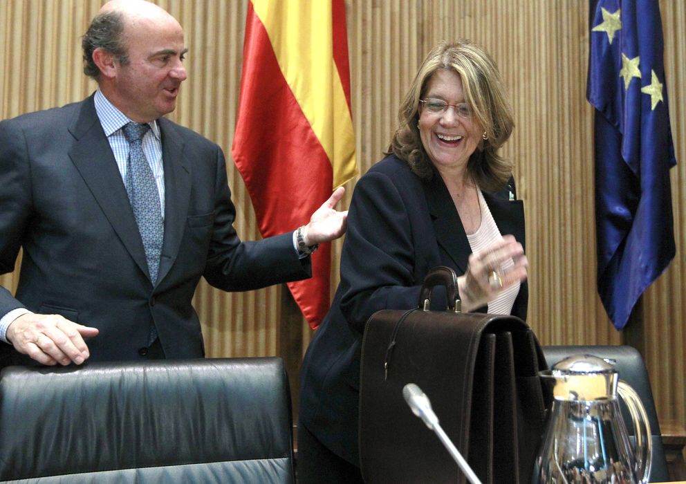 Foto: El ministro de Economía, Luis de Guindos, con la presidenta de la CNMV, Elvira Rodríguez, en una imagen de archivo. (EFE)