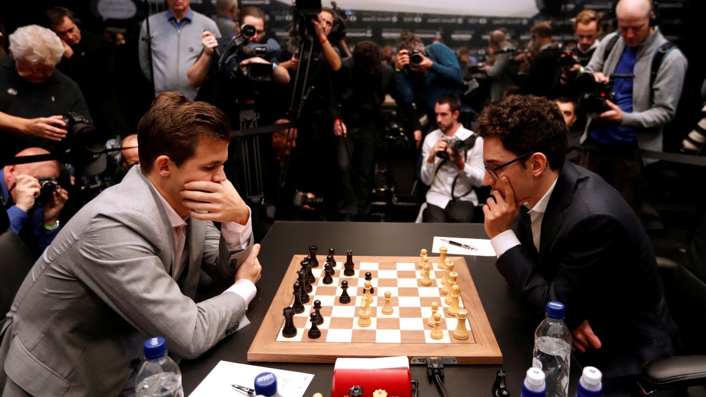 Carlsen (i) y Caruana en una de las partidas del Mundial de Ajedrez. (Reuters)