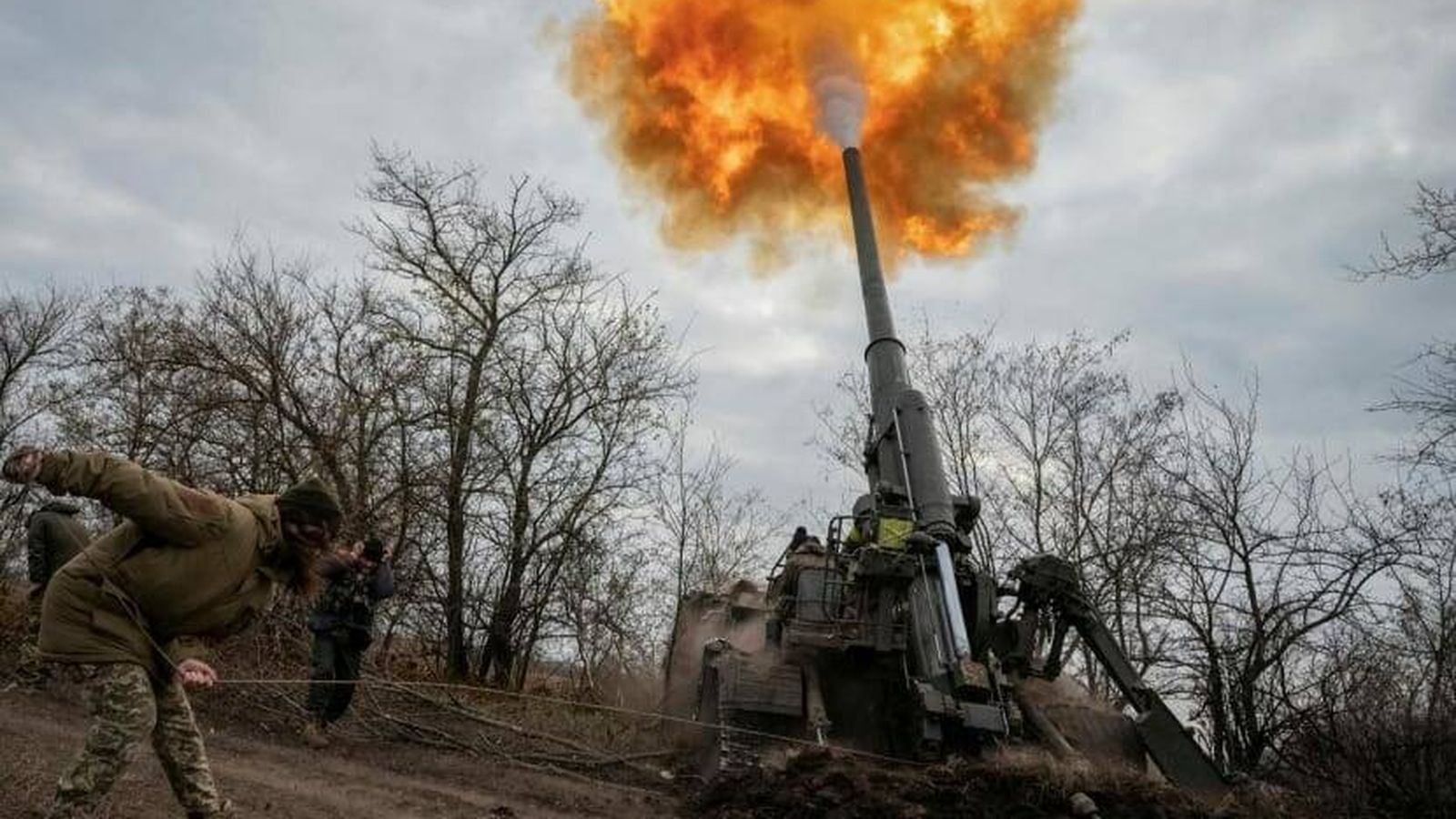 Pieza autopropulsada ucraniana 2S7 Pion haciendo fuego. (Reuters)