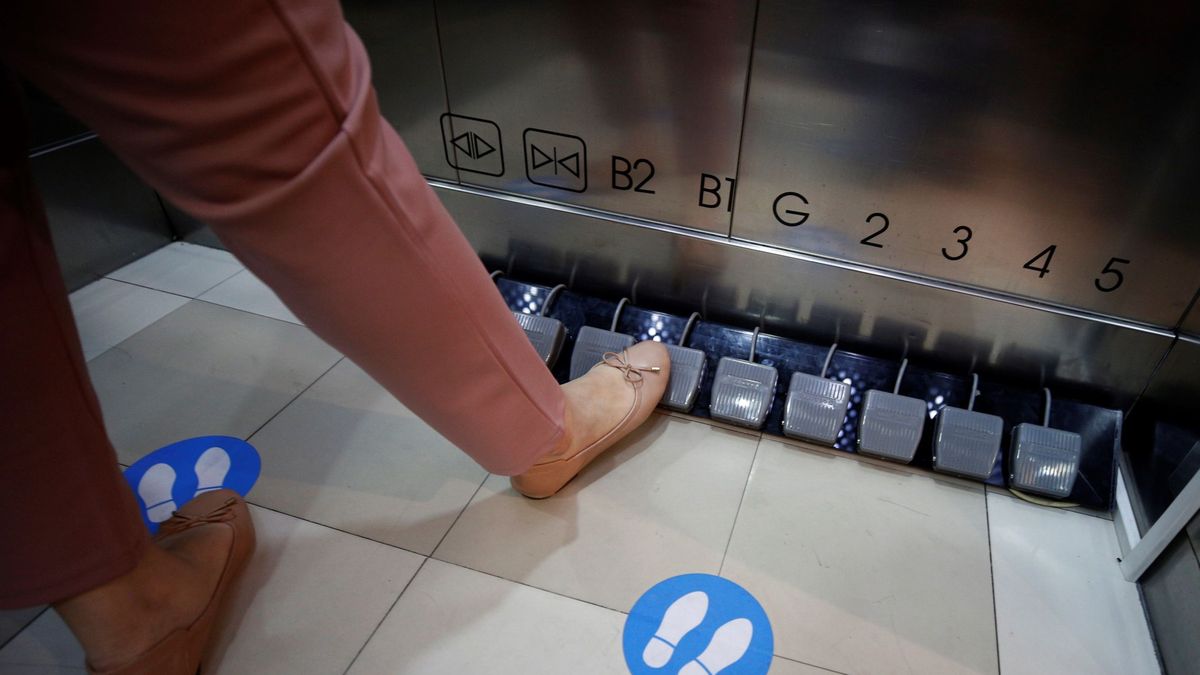 Un ascensor con pedales en un centro comercial de Tailandia para evitar contagios