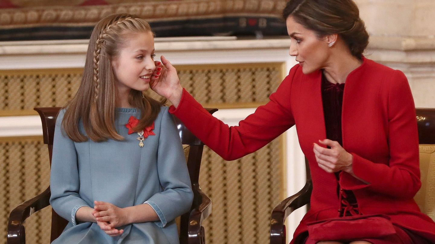 Fotografía de archivo del 30 de enero de 2018 con la reina Letizia junto a la princesa Leonor después de que el Rey Felipe VI le impusiera el Collar del Toisón de Oro. (GRAF177)