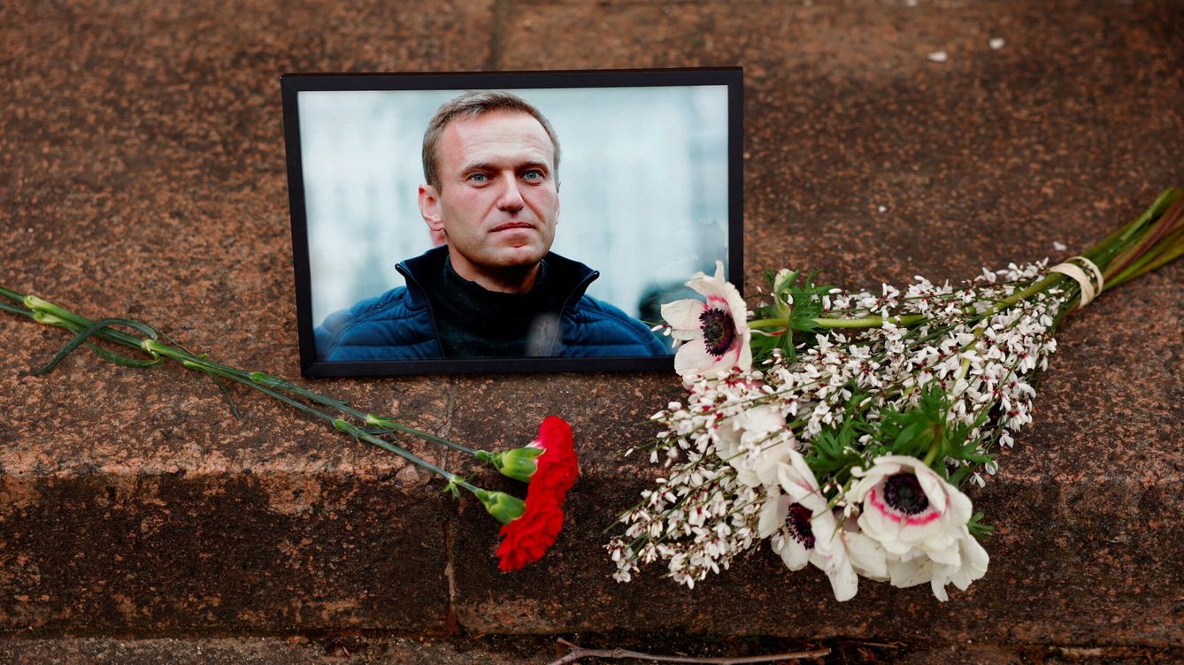 Foto: Tras la muerte de Alexei Navalny, se ven flores y un retrato del líder opositor ruso. (Reuters/Gonzalo Fuentes)