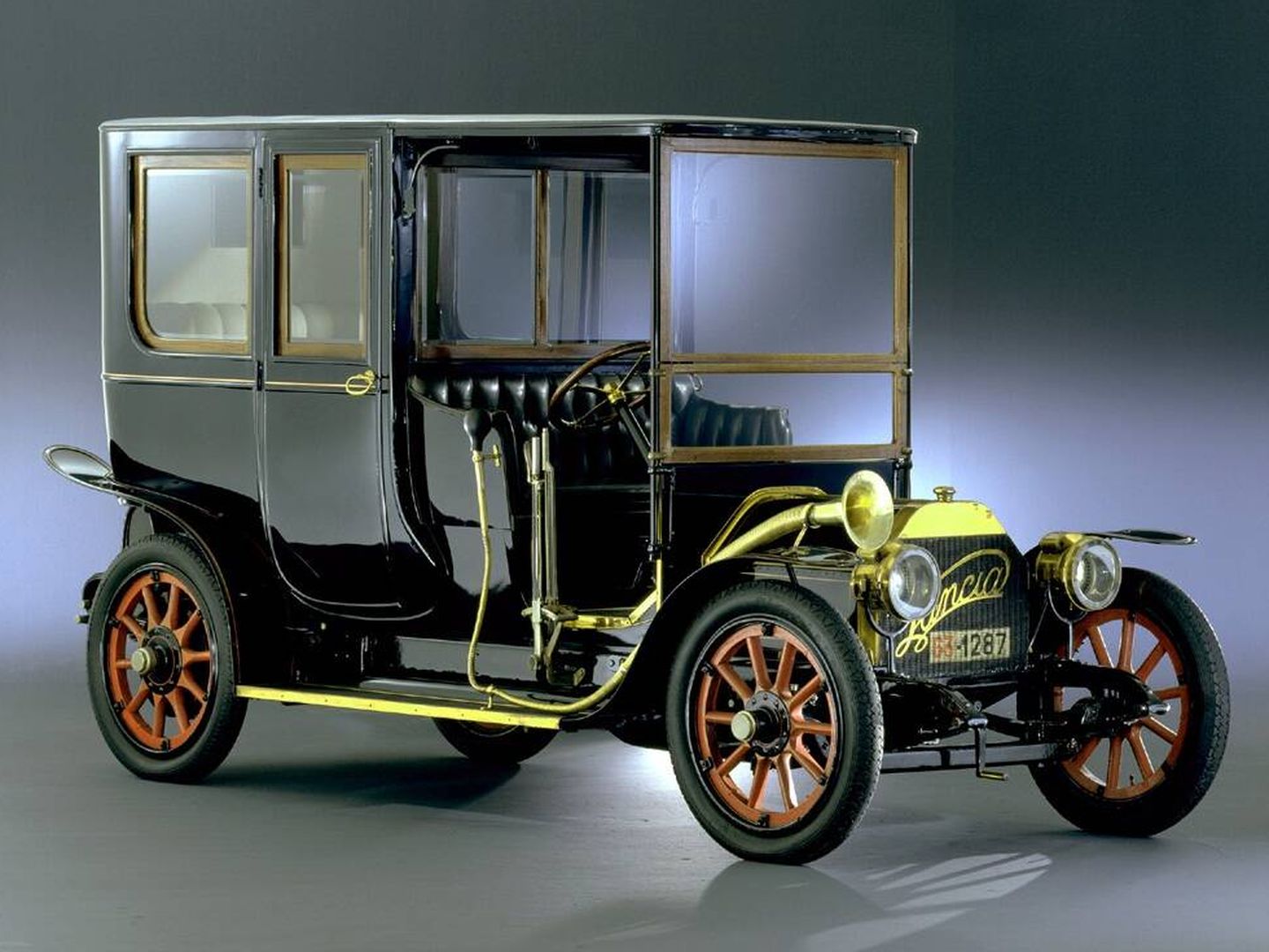En 1908, el Alpha 12 HP se convirtió en el primer vehículo de Lancia, fundada en 1905.