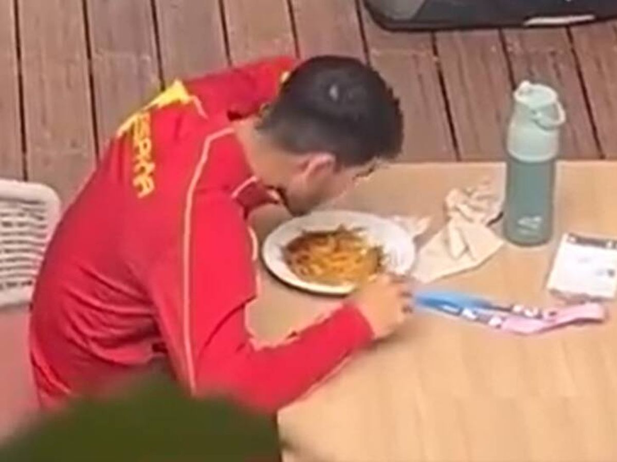 Foto: Carlos Alcaraz hoy comiendo paella en la villa olímpica | Twitter