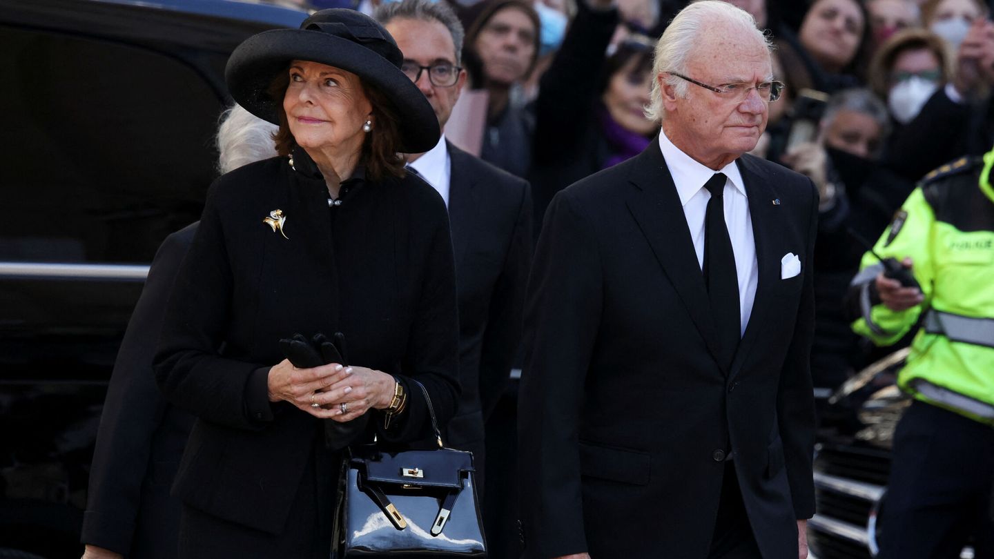 Carlos Gustavo y Silvia de Suecia, en el funeral del rey Constantino. (EFE)