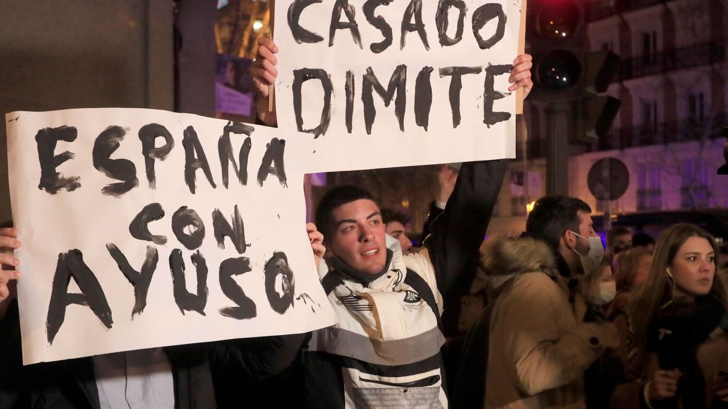 Militantes del PP se manifiestan ante la sede de Génova para pedir la dimisión de Casado y García Egea. (EFE/Fernando Alvarado)