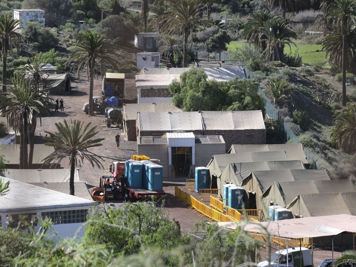 Foto:  El campamento instalado en el antiguo polvorín de Barranco Seco, en Las Palmas de Gran Canaria, donde este miércoles se espera la llegada de parte de los inmigrantes del muelle de Arguineguín para su alojamiento. (EFE)