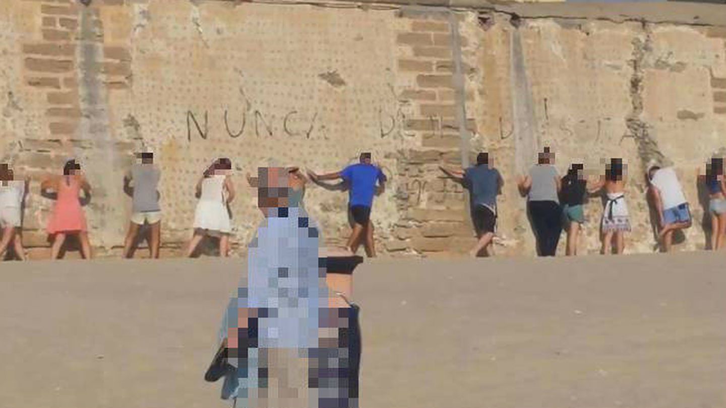 Imagen del encuentro que el grupo de Ángel Lara llevó a cabo en una playa. (YT)