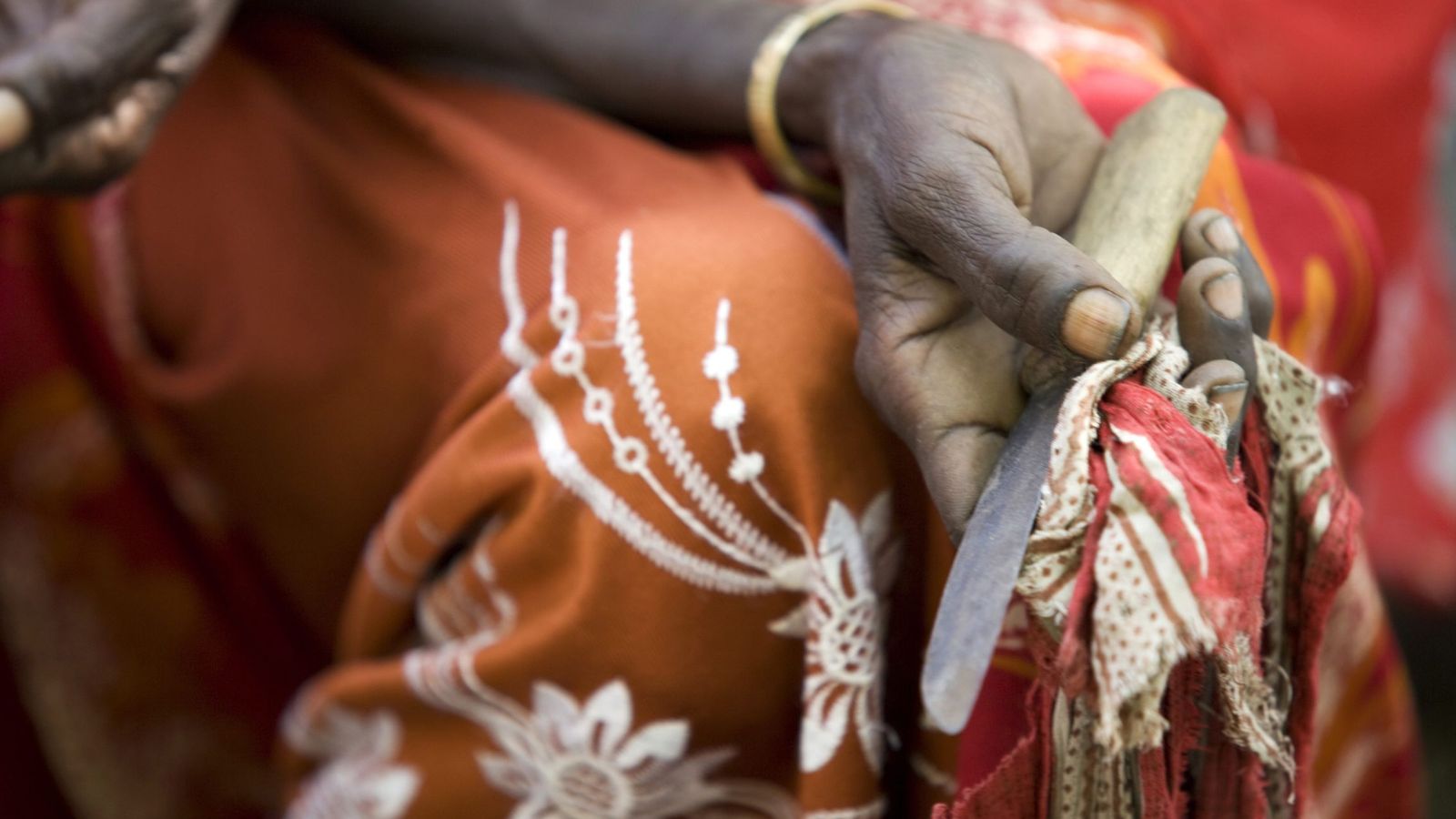 Foto: Una mujer que practicaba mutilaciones sostiene su herramienta en Deafar (Etiopía). (Foto: EFE/Unicef/Kate Holt)