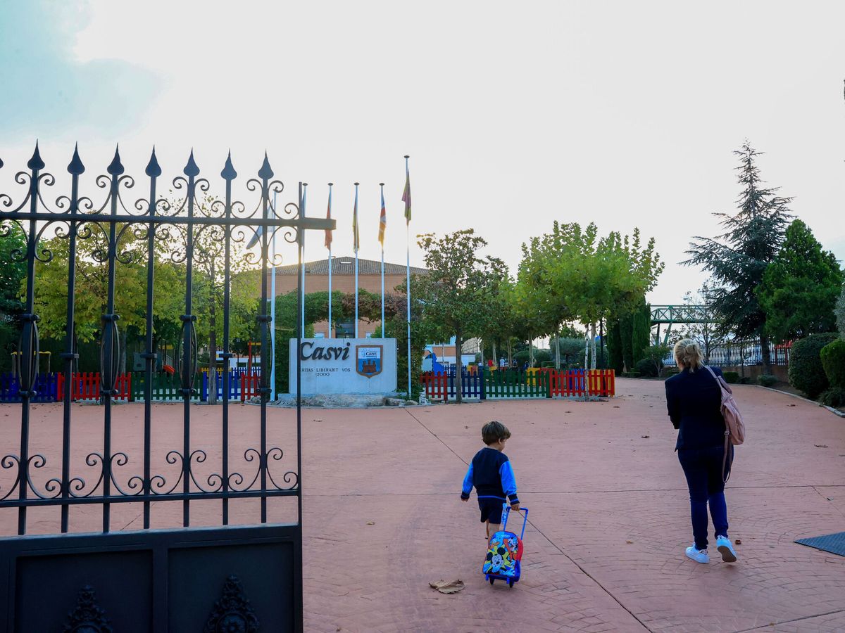 Foto: Un niño en la entrada de un colegio de Madrid. (EFE/Zipi)