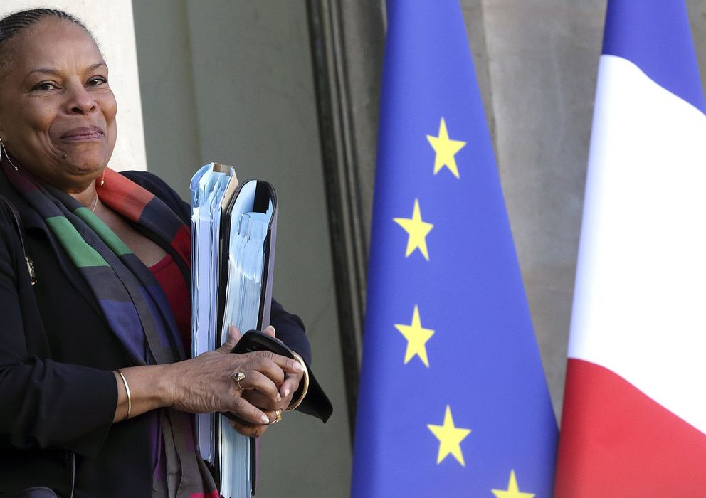 Foto: La ministra de Justicia, Christiane Taubira, abandona el Palacio del Elíseo tras una reunión (Reuters).