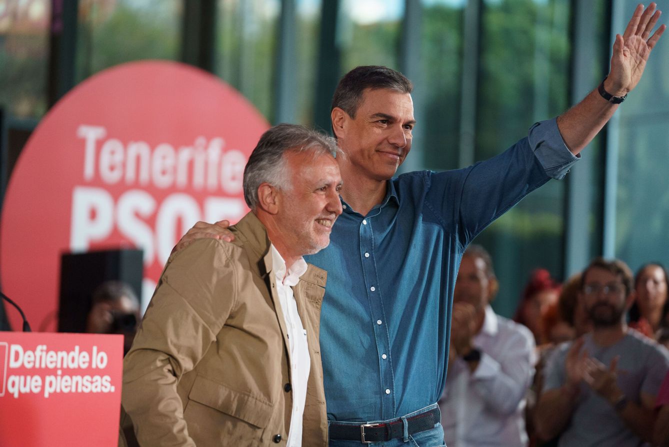 El presidente del Gobierno de España, Pedro Sánchez, junto al entonces candidato a la reelección a la presidencia de Canarias, Ángel Víctor Torres. (EFE/Ramón de la Rocha)