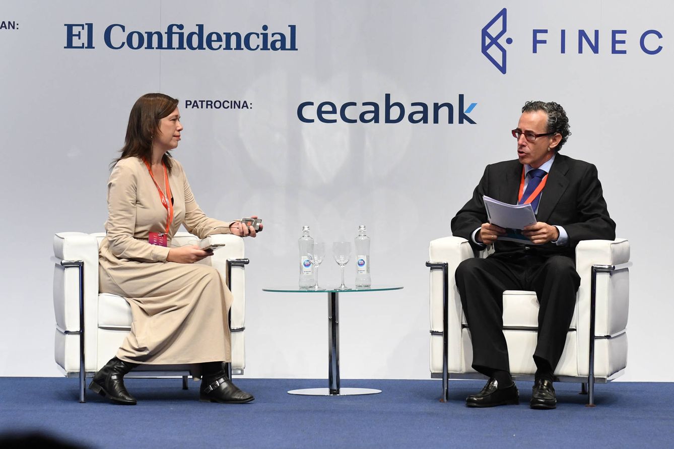 Ruth Ugalde, de El Confidencial, y Álvaro Guzmán de Lázaro, director de Inversiones de azValor.