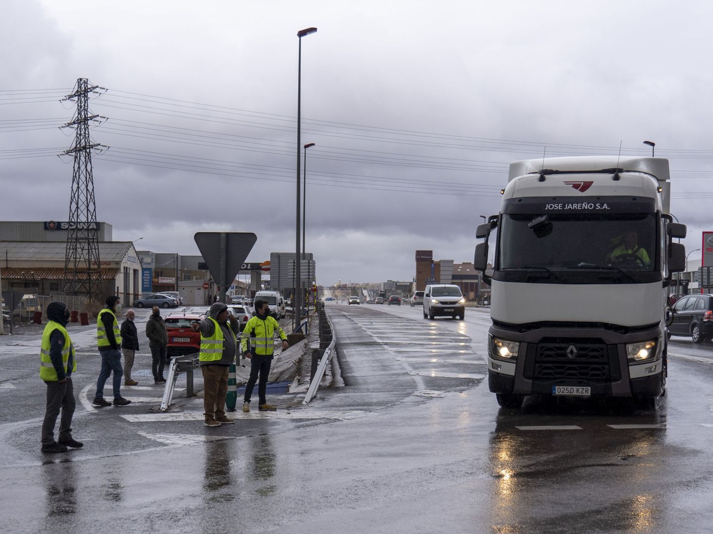 Un grupo de transportistas para camiones en una rotonda en la entrada de Teruel. (EFE/Antonio García)