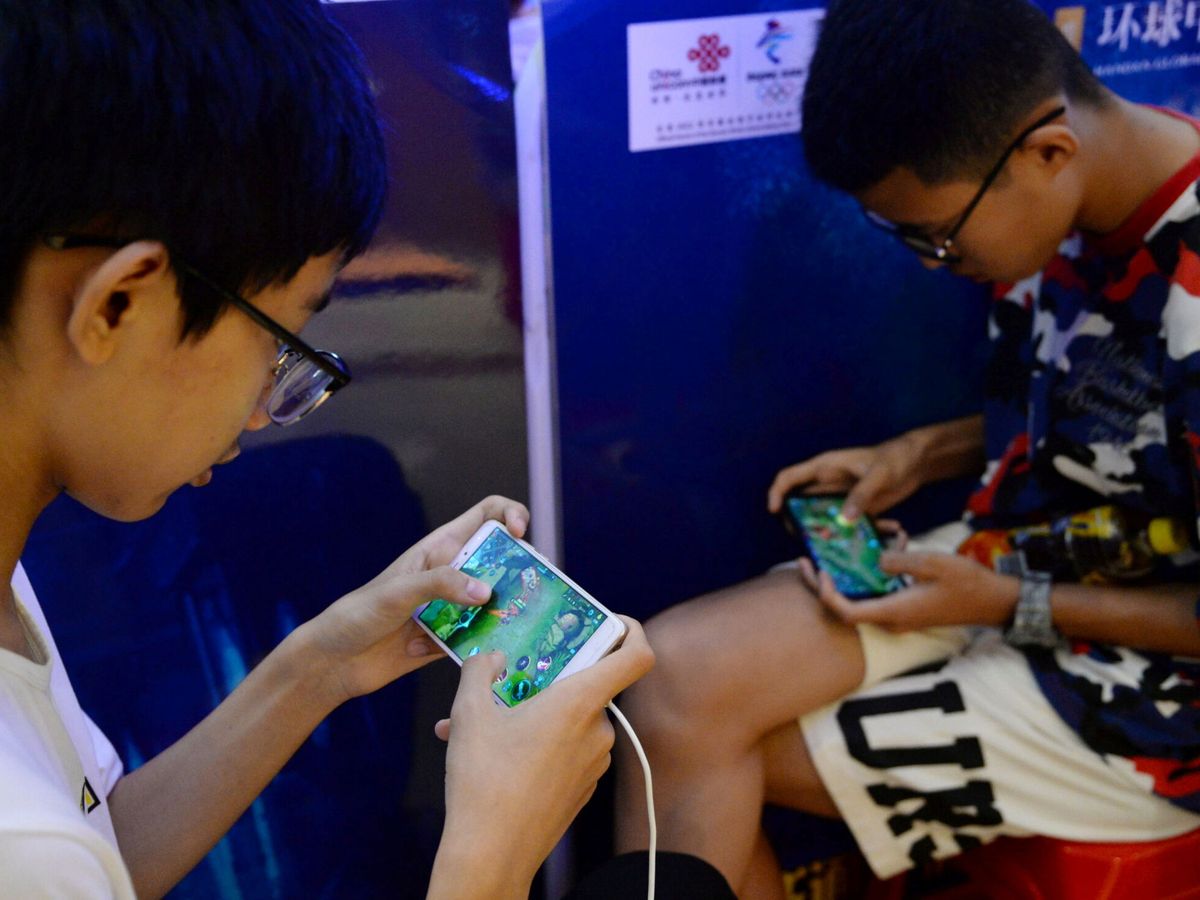 Foto: Varios jóvenes asiáticos juegan al 'Honour of kings' de Tencent. (Reuters)