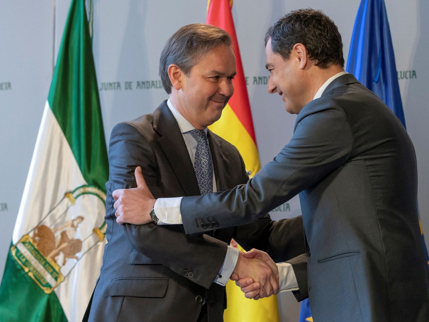 Alberto García Valera y Juanma Moreno. (EFE).
