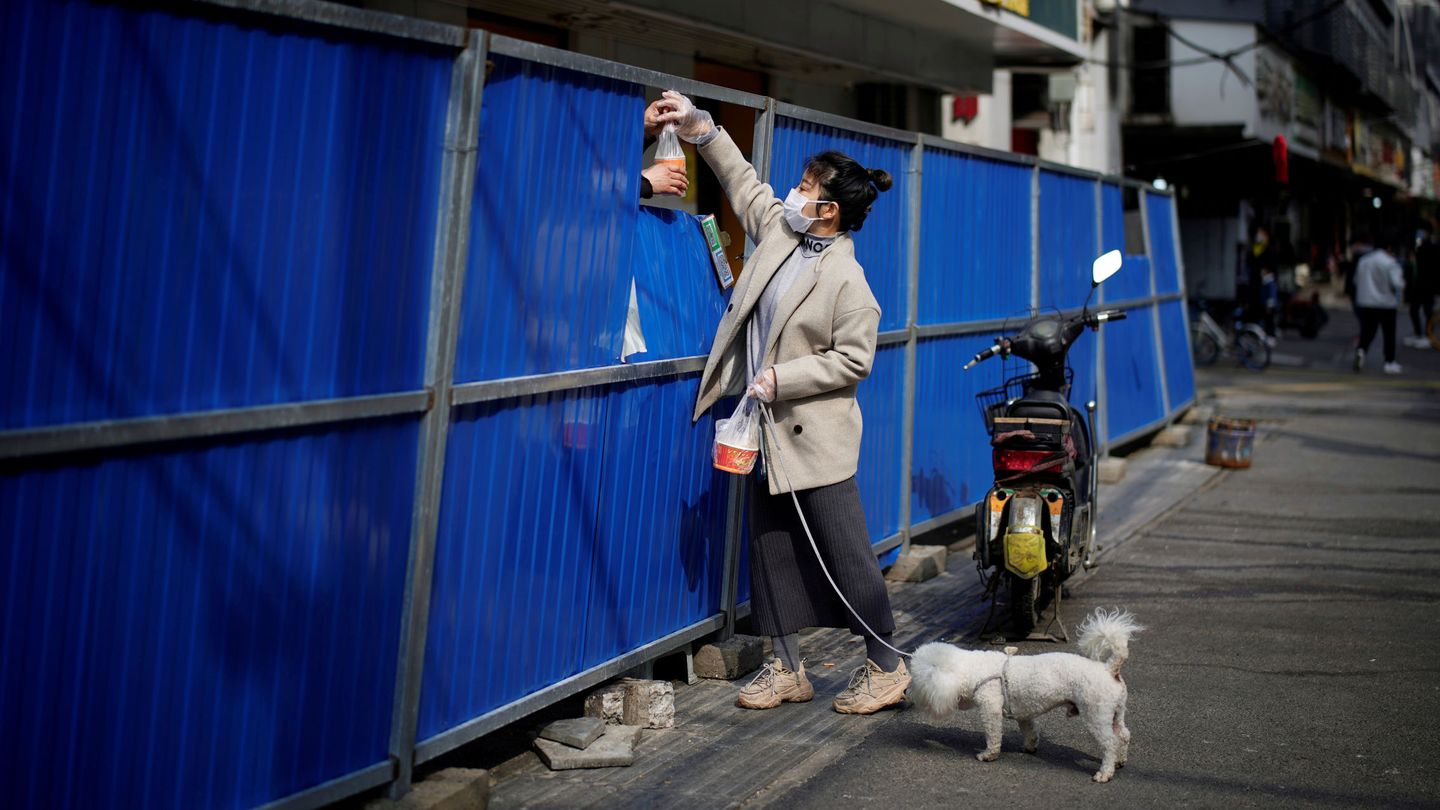 Una vecina durante la cuarentena de Wuhan. (Foto: Reuters)