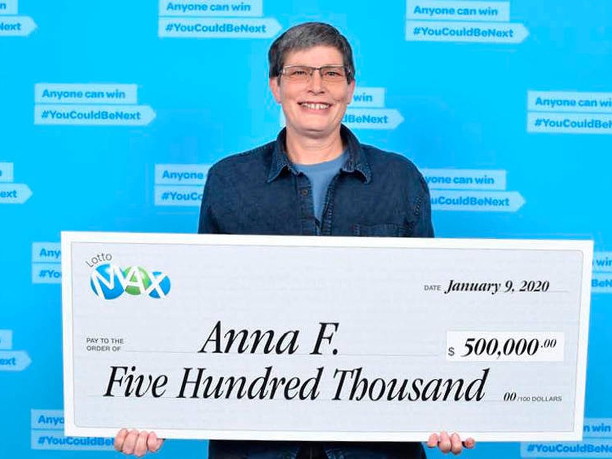 Foto: Anna Fodor posa con su cheque millonario de la lotería (Foto: Lotto Max)