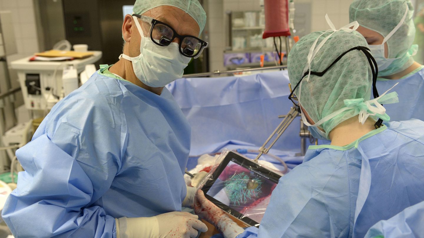 Doctores durante una cirugía en el hospital Asklepios Hamburg-Barmbek (Reuters).