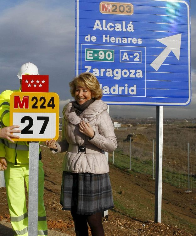 Foto: La expresidenta del PP de Madrid inaugura el tramo de una carretera. (EFE)