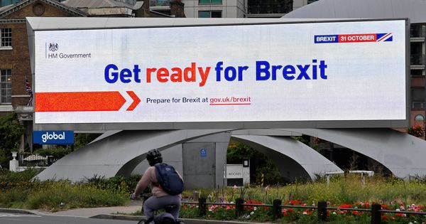 Foto: Un panel de publicidad "Prepárate para el Brexit" del Gobierno británico. (Reuters)