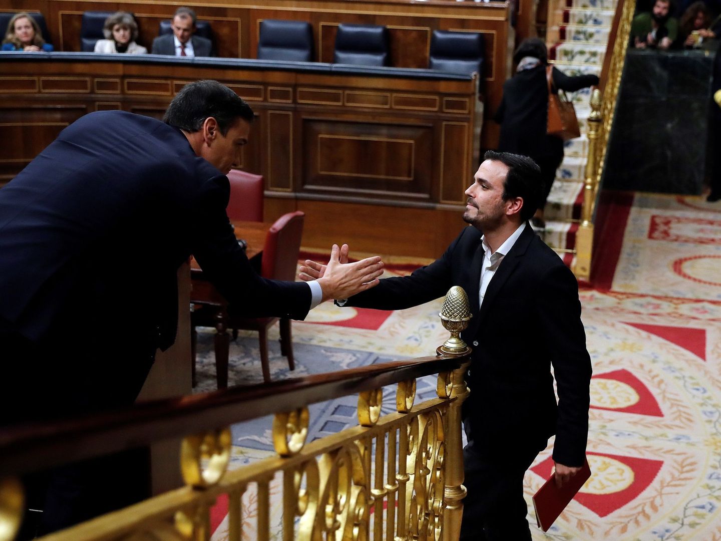 Alberto Garzón, saludando a Pedro Sánchez, en el Congreso de los Diputados. (EFE)