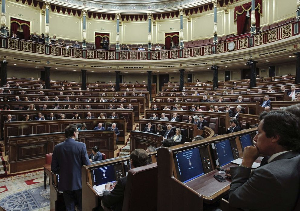 Foto: El presidente del Gobierno, Mariano Rajoy (de pie), durante su intervención en la sesión de control al Ejecutivo