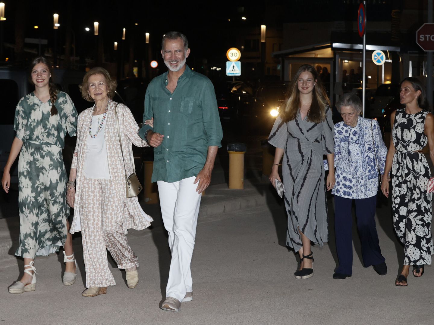 La familia real, de salida nocturna por Mallorca. (EFE)