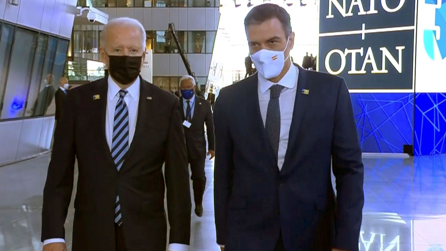 Encuentro exprés entre Joe Biden y Pedro Sánchez durante una cumbre de la OTAN en Bruselas. (EFE)