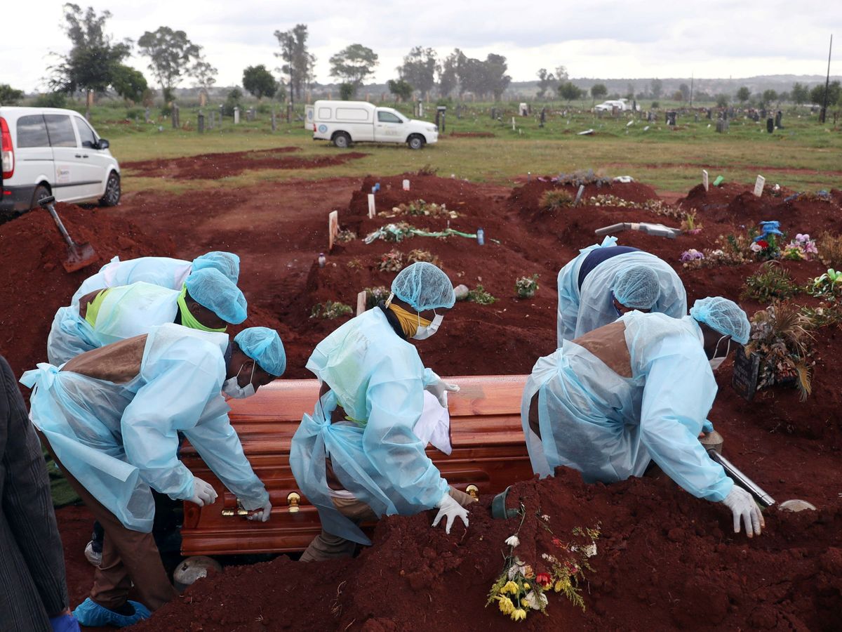 Foto: Empleados funerarios en Sudáfrica. (Reuters)