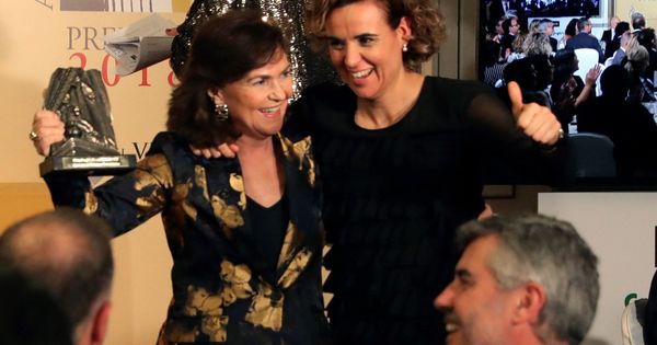 Foto: Carmen Calvo, tras recibir el premio Azote de la Oposición, con la entonces portavoz del PP, Dolors Montserrat, el pasado 18 de diciembre. (EFE)