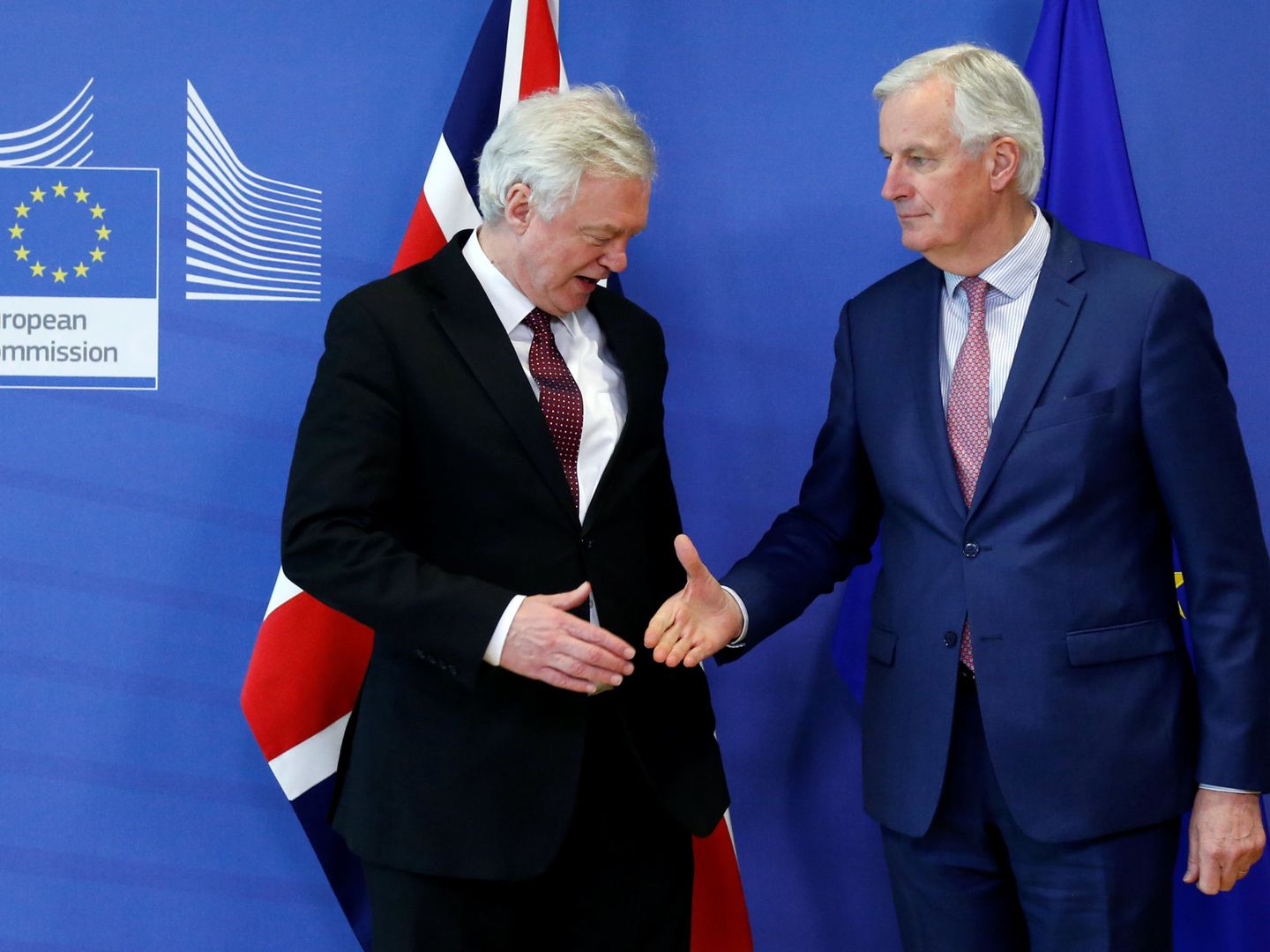 Michel Barnier con su antiguo homólogo británico, David Davis. (Reuters)