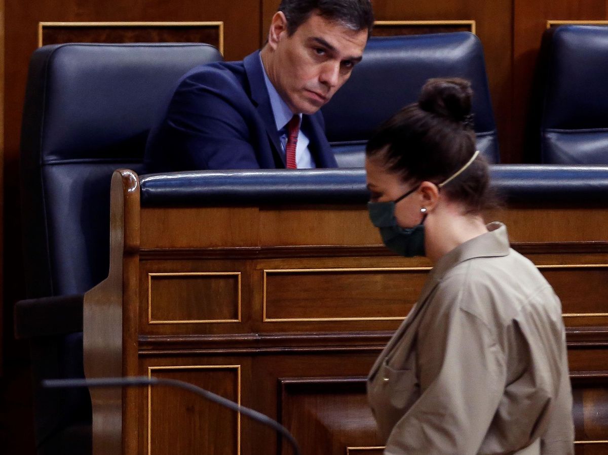 Foto: La diputada de Vox Macarena Olona pasa ante el presidente del Gobierno, Pedro Sánchez. Foto: Efe