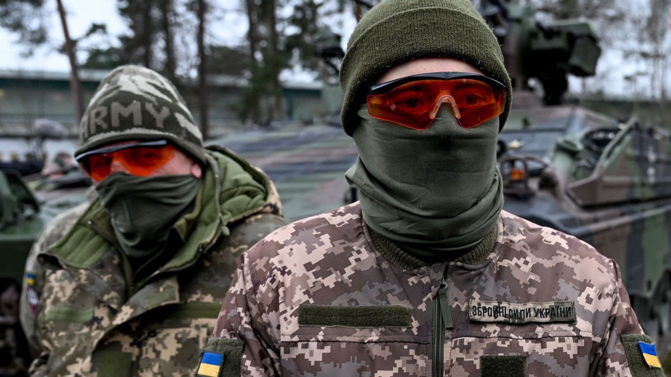 Foto: Soldados del ejército ucraniano frente a un tanque alemán Marder. (EFE)
