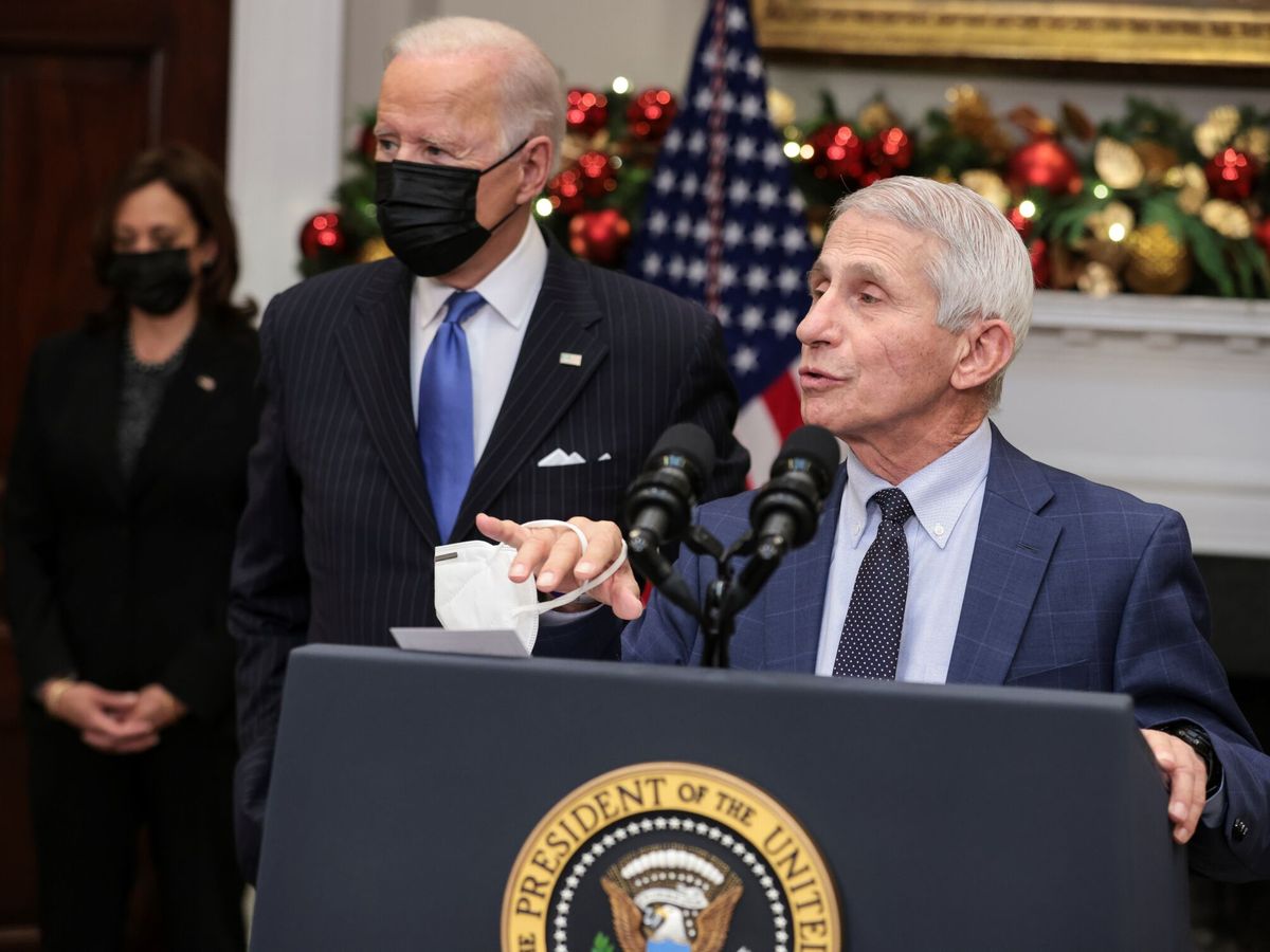 Foto: Anthony Fauci y Joe Biden durante una rueda de prensa sobre la variante omicrón en la Casa Blanca. (EFE/Oliver Contreras)