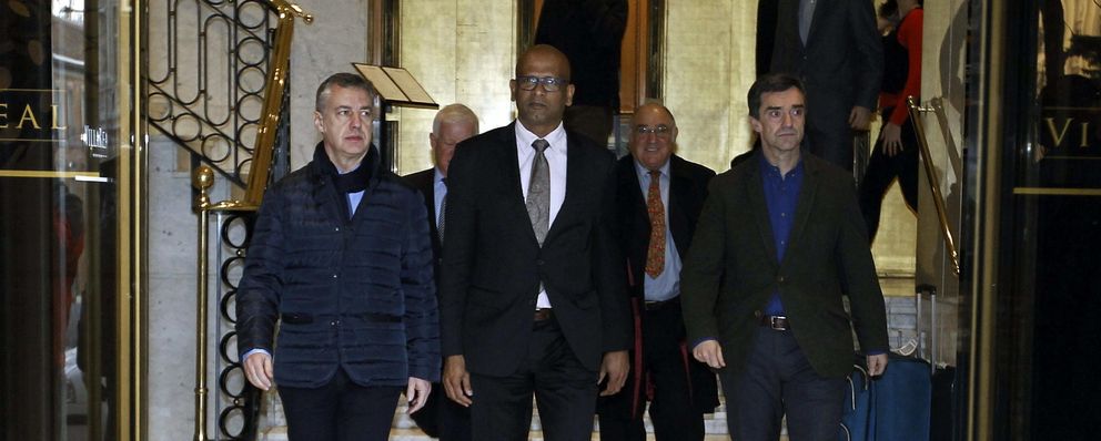 Urkullu, con los verificadores durante su estancia en Madrid.