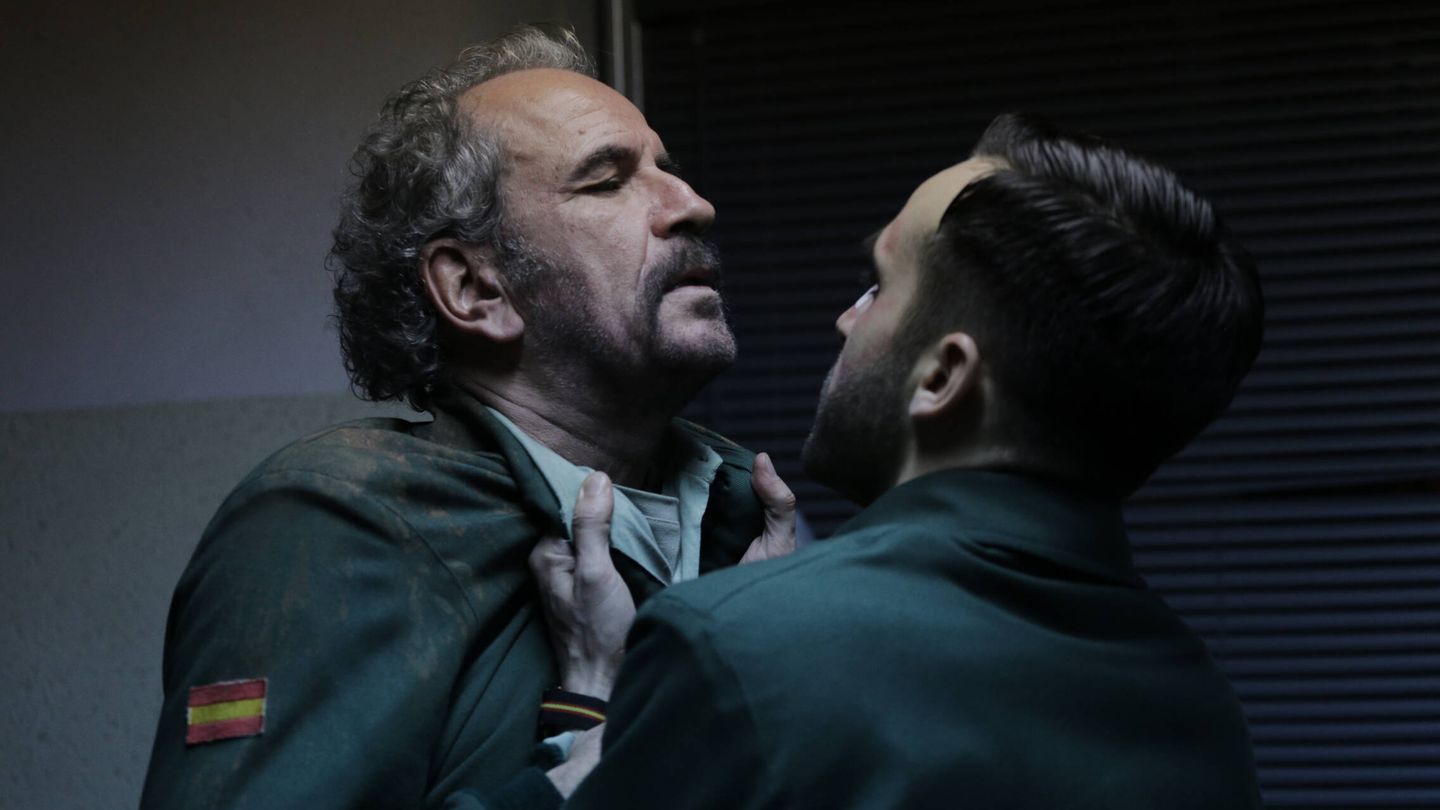 Ricardo Gómez forcejeando con Willy Toledo durante una escena de 'Romancero'. (Prime Video)