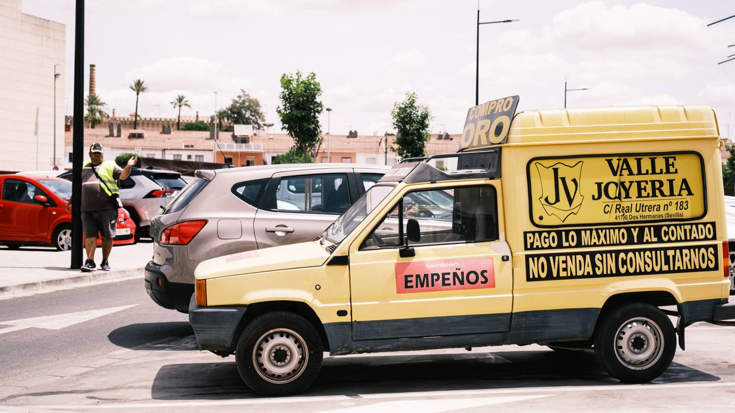 La furgoneta de una joyería, junto a los juzgados de Dos Hermanas, localidad sevillana donde el PP ha ganado por primera vez en unas elecciones. (J. Z.)